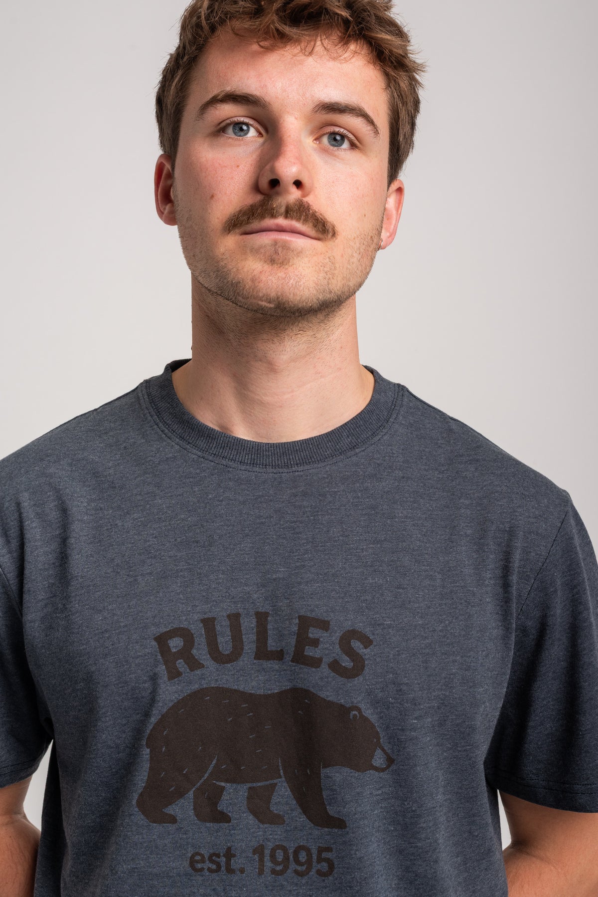Rules Bear on the hunt T-Shirt fogbluemottled – Detail view 1