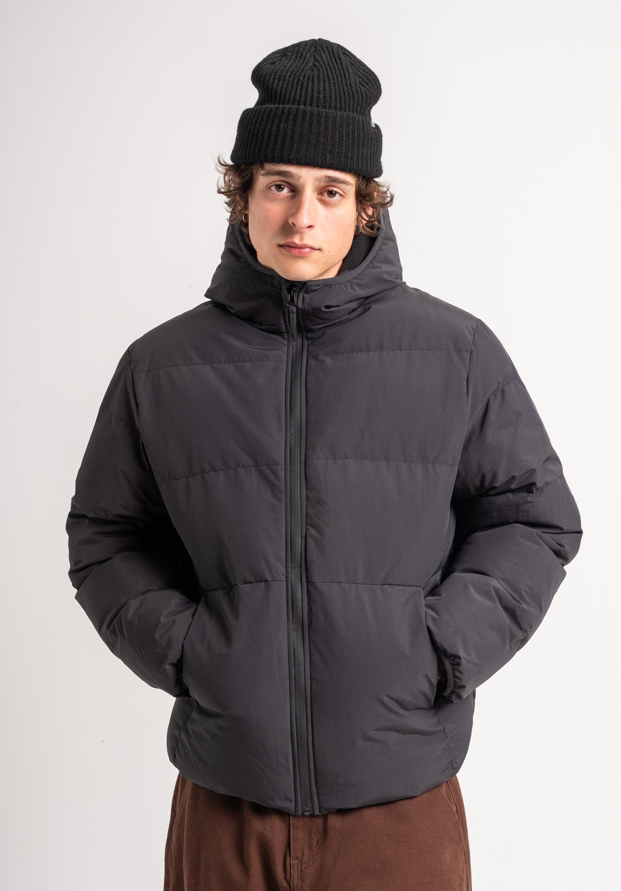 Puffer black Rueckenansicht