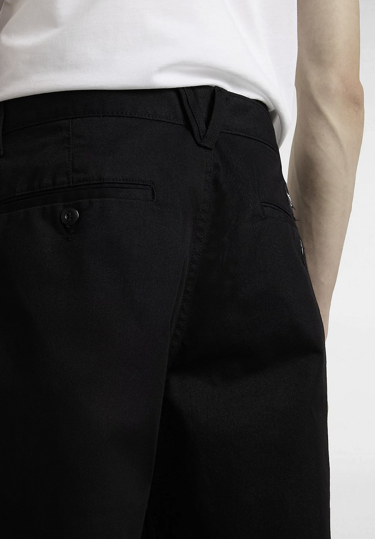 Authentic Chino Relaxed Pant black Closeup1