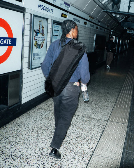 Skate Carrier 32L blackout Closeup1