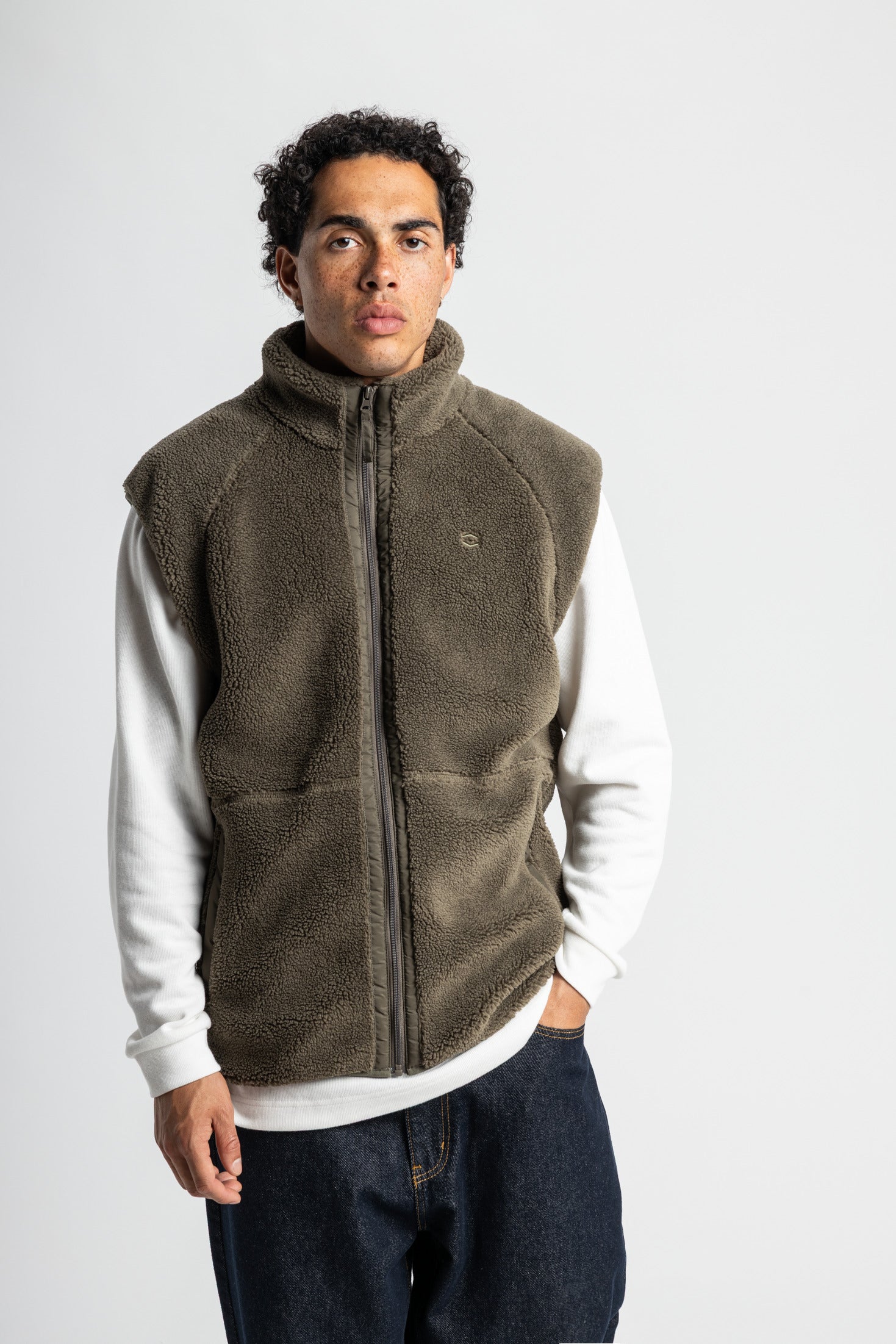 Ethan darkolive Rueckenansicht Zoom Image