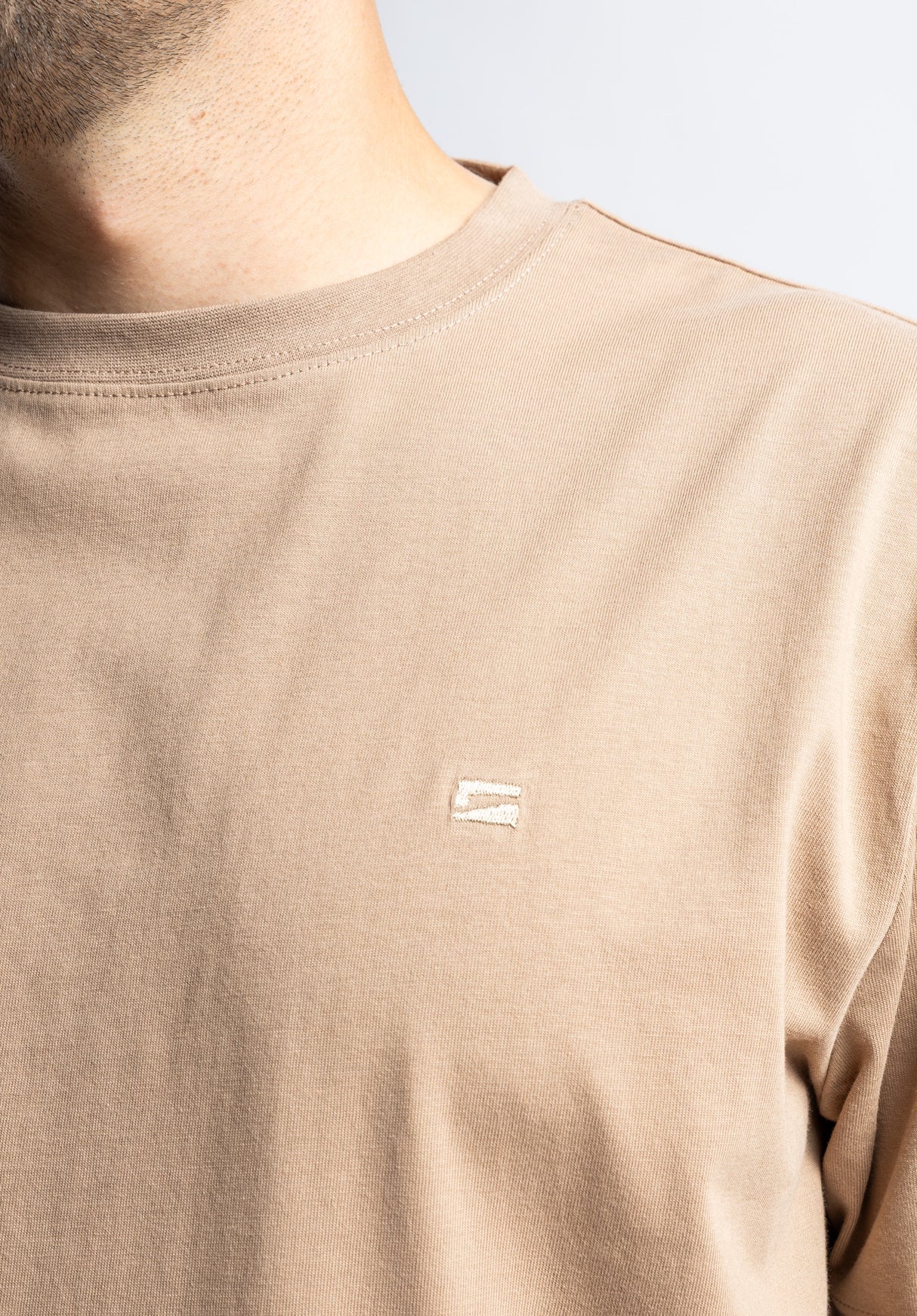 Easy Tee taupe Closeup1