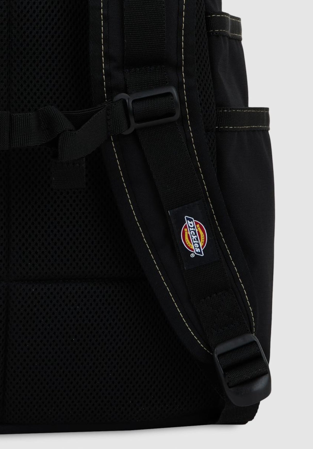 Ashville Utility Roll Top black Closeup2