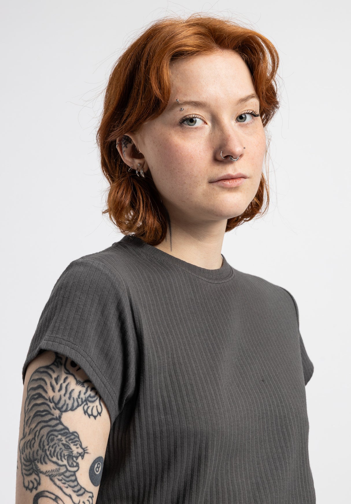 Mahira grey Closeup1