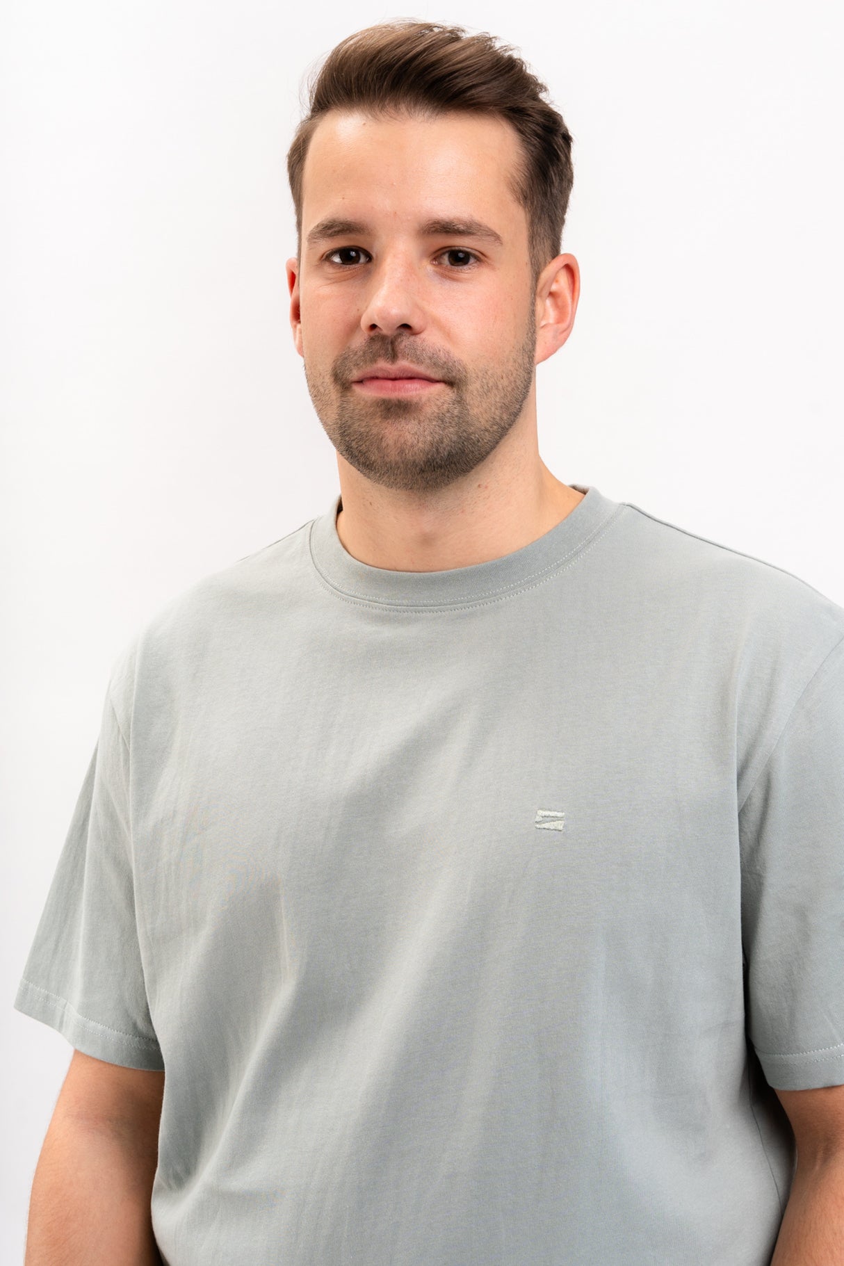 Easy Tee sage Closeup1