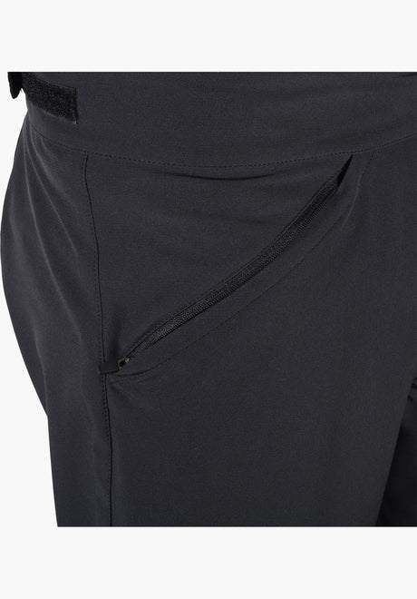 SP8 Shorts black-yellow Closeup1