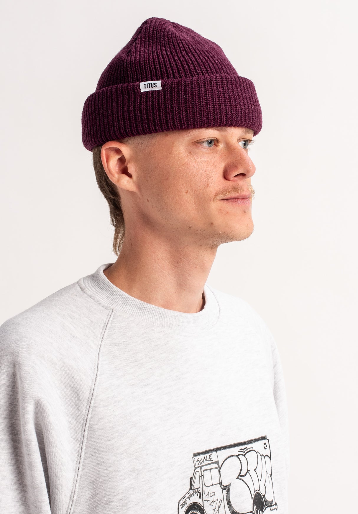 Script Fisherman Snow darkcherry Closeup2