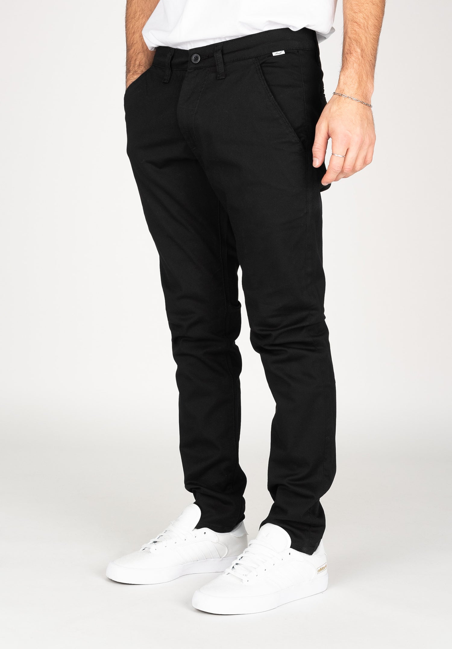 Flex Tapered Chino black Rueckenansicht Zoom Image