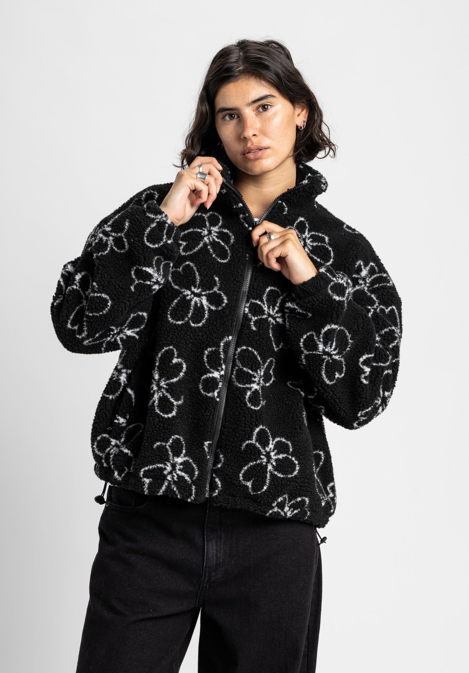 Nieva black-allover Closeup1 Zoom Image