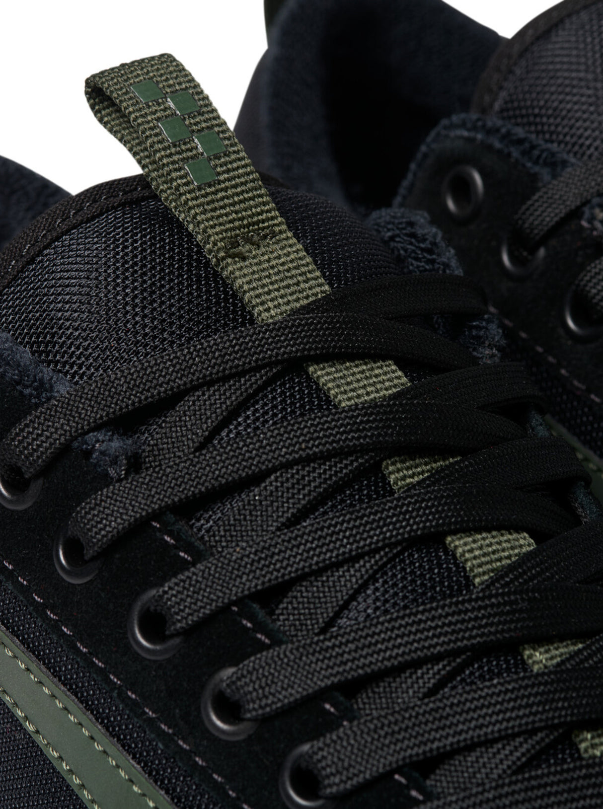 Skate Old Skool 36 + atibablack-darkgreen Closeup2