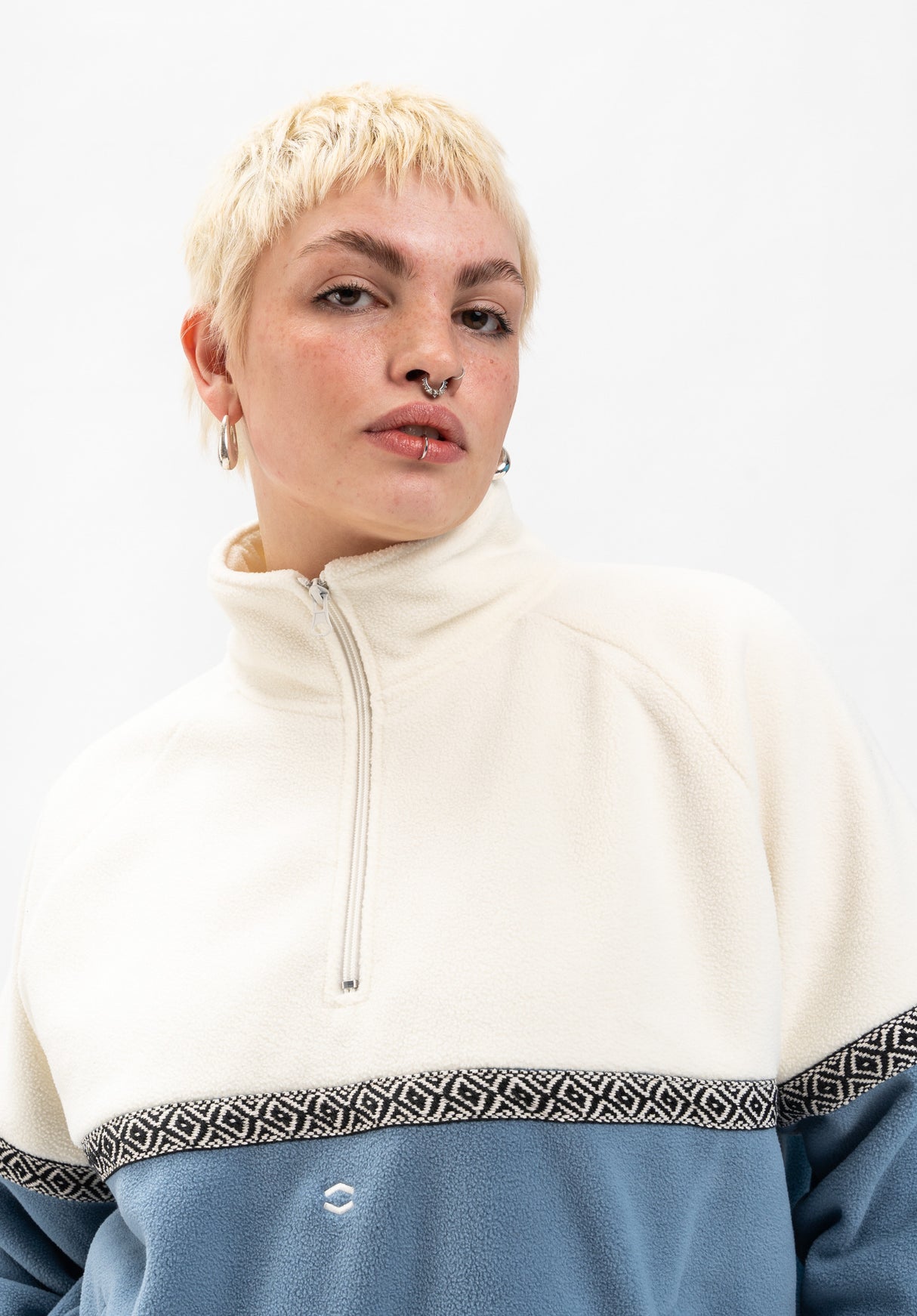 Jalma offwhite-blue Closeup1