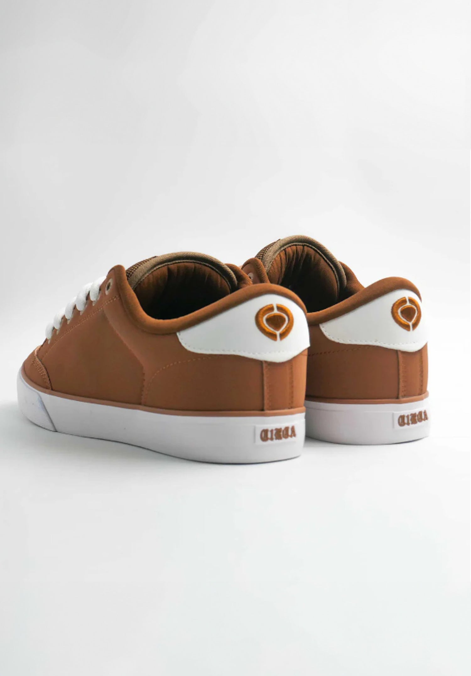 Lopez 50 tawnybrown-white Closeup2 Zoom Image