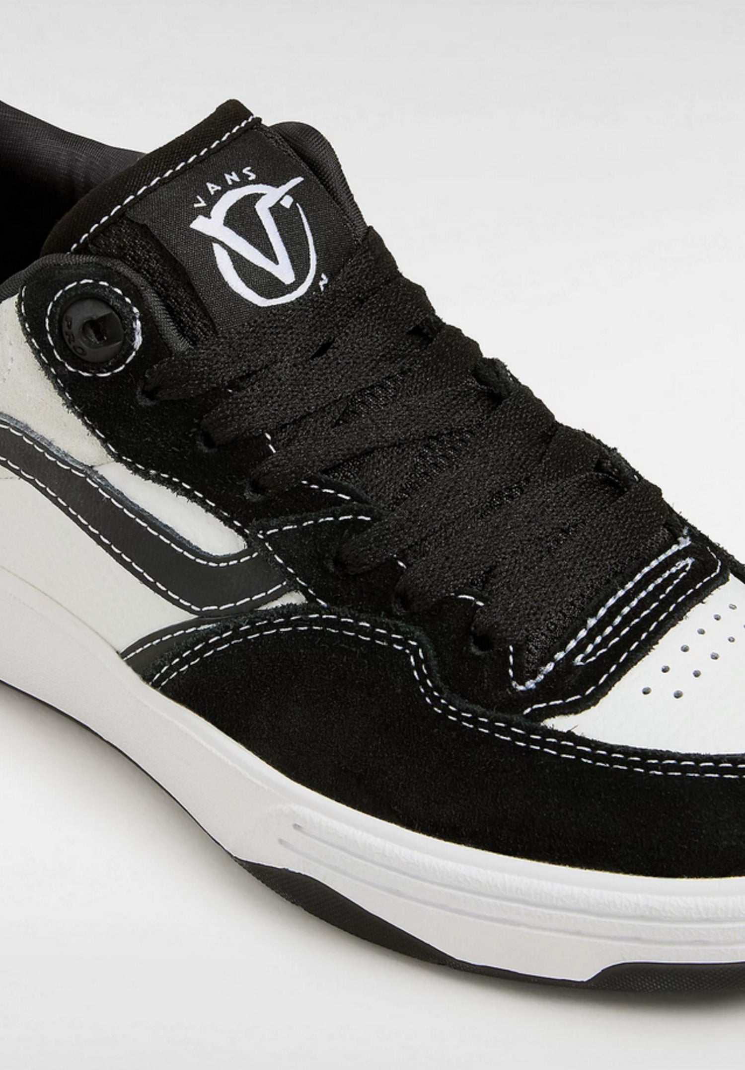 Rowan 2 black-white-black Closeup2 Zoom Image