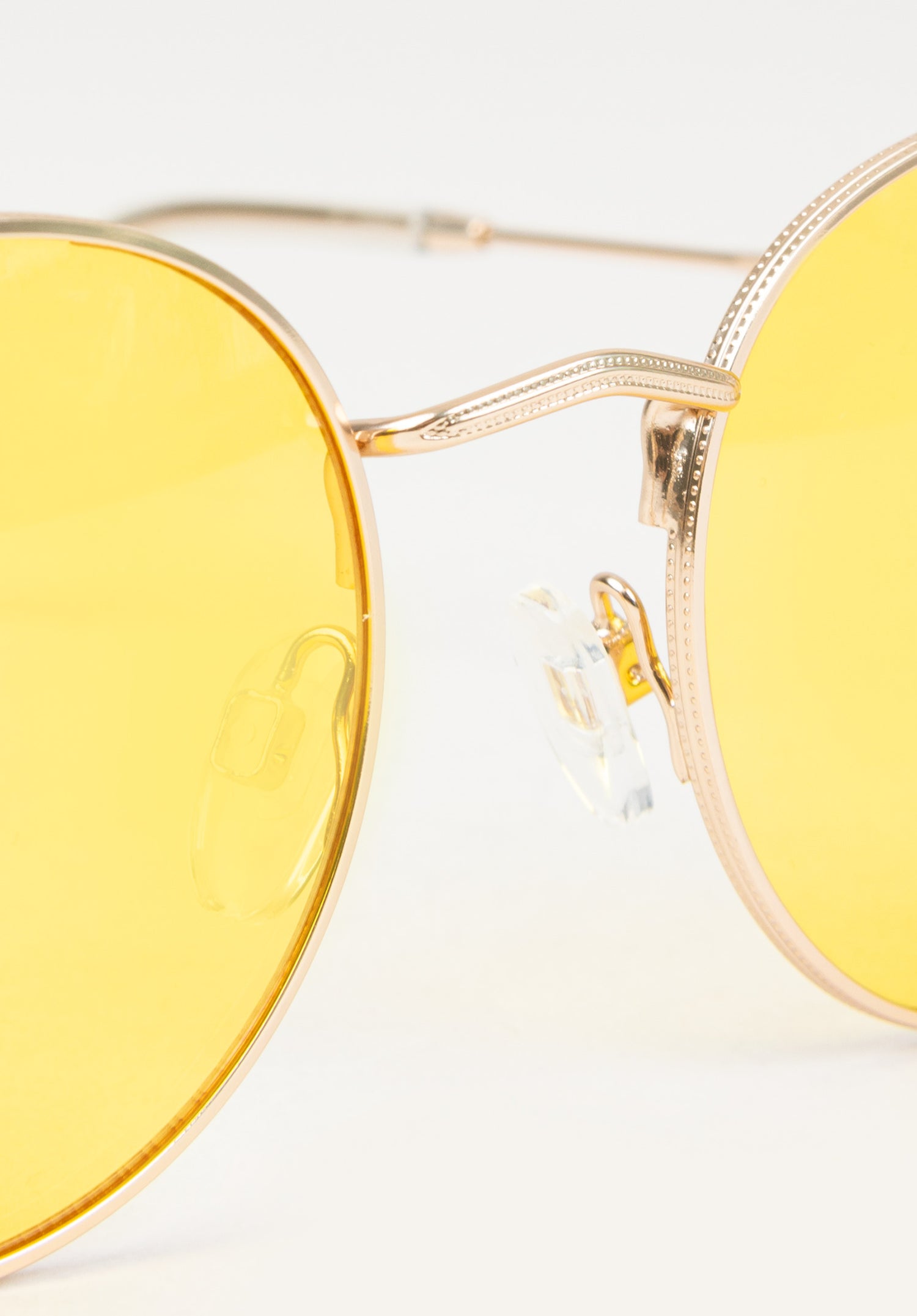 Liam gold-yellow Close-Up1 Zoom Image