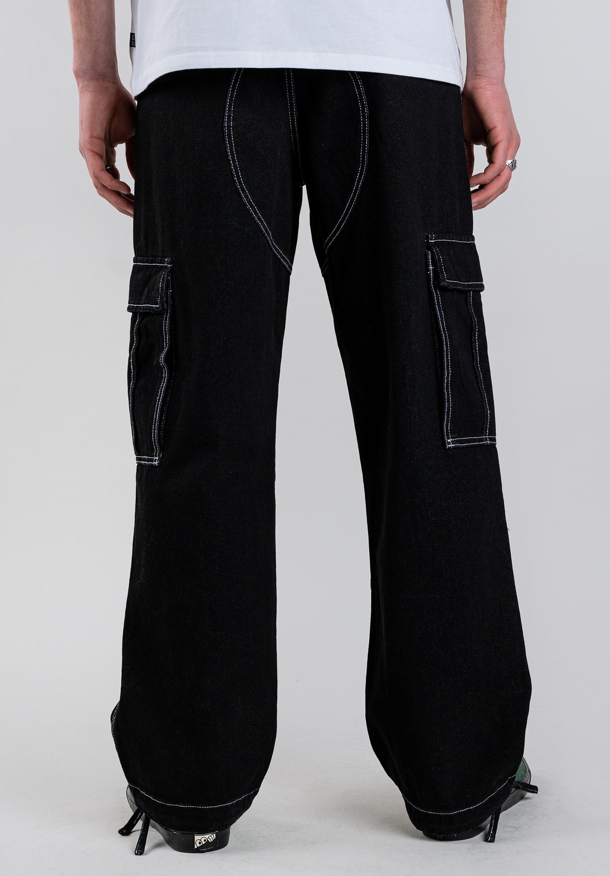 The Cargo blackdenim Close-Up1