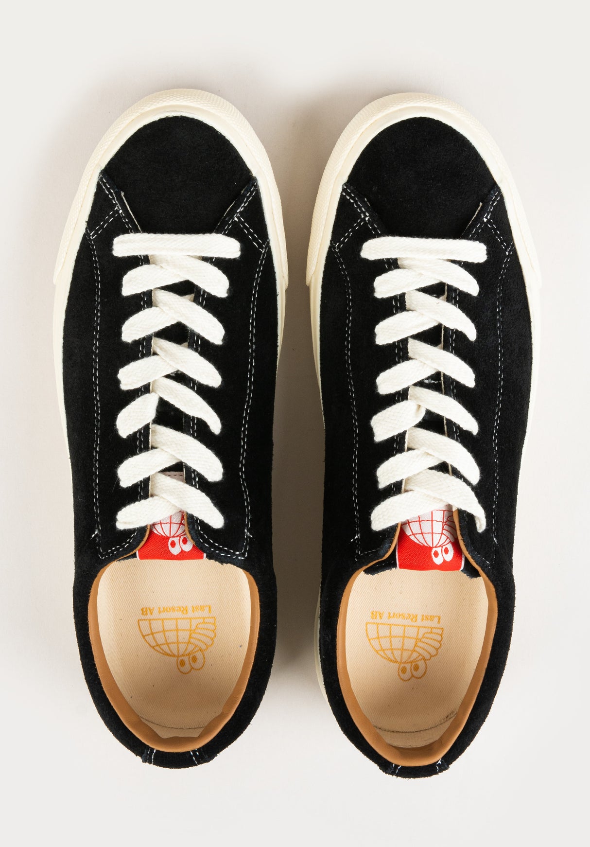 VM003 Suede Low black-white Close-Up2