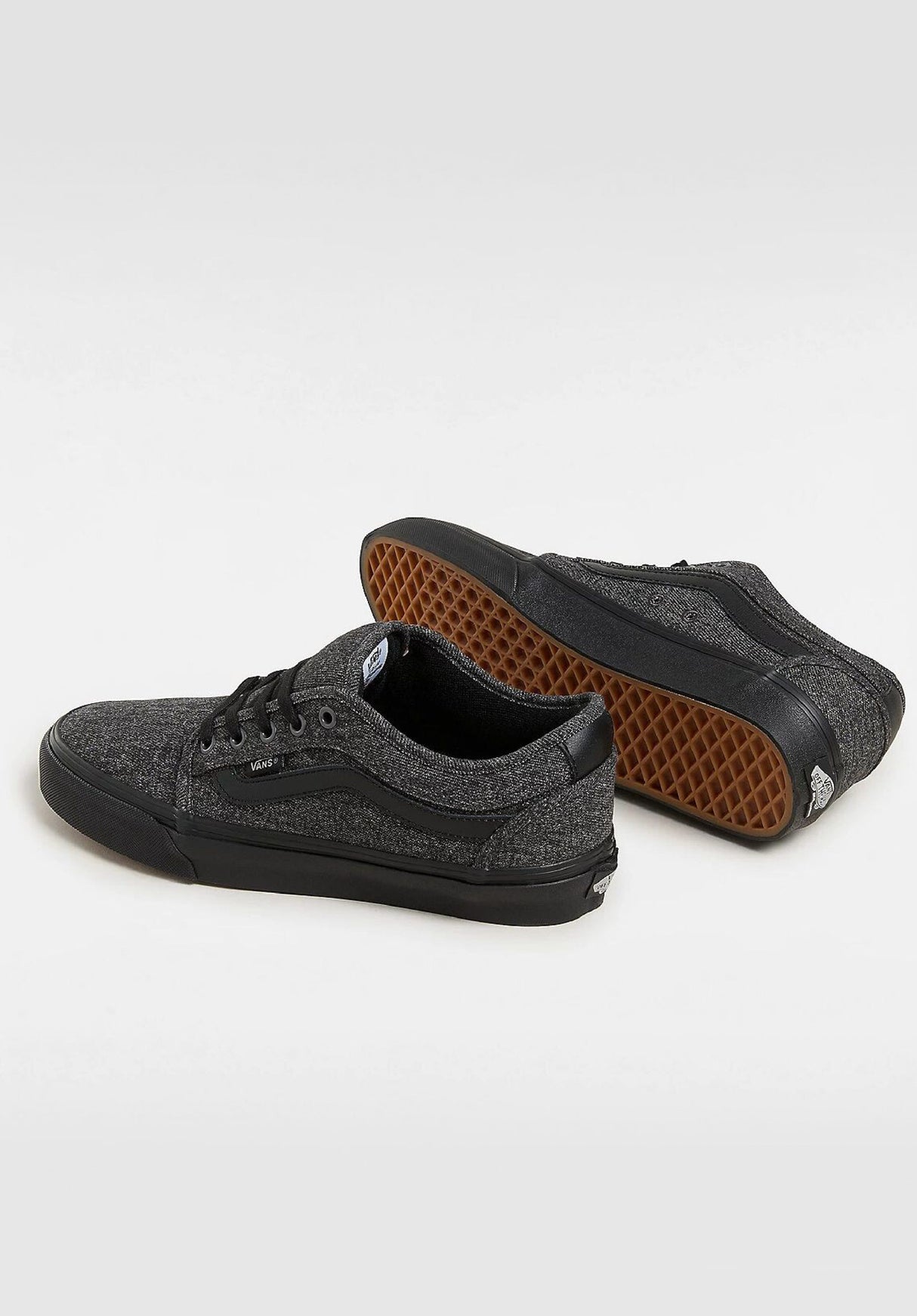Skate Chukka Low Sidestripe charcoal-black Closeup1