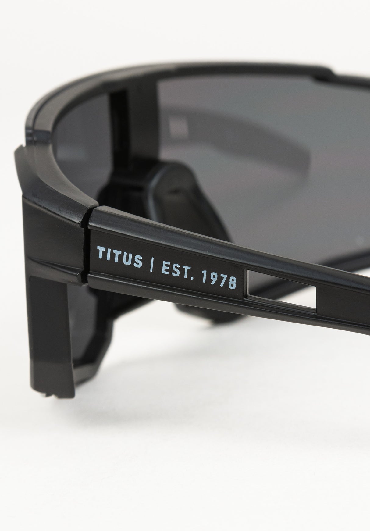 Barry matteblack-matteblack-black Close-Up1