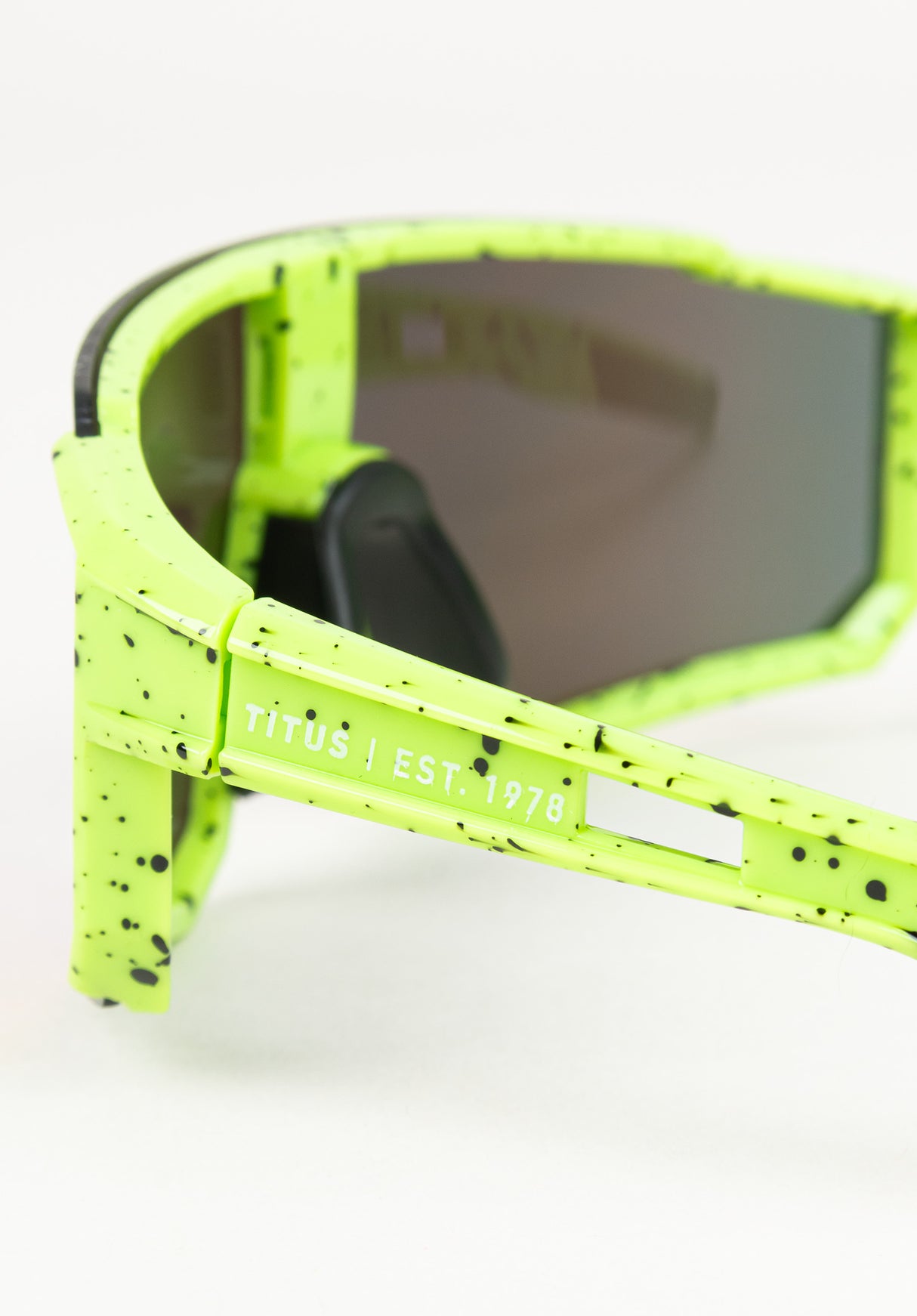 Barry yellow-black-rainbow Close-Up1