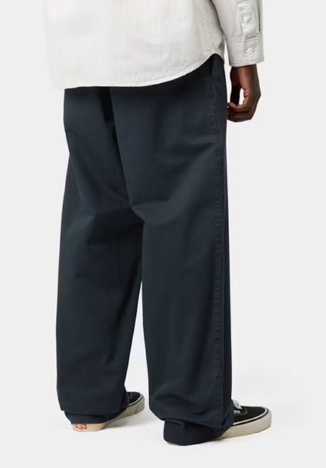 Carhartt WIP Brady Chinoshort carbonstonewashed – Achteraanzicht