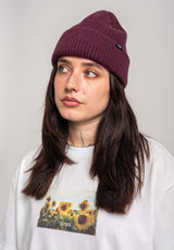 Classic Beanie darkberry Closeup1