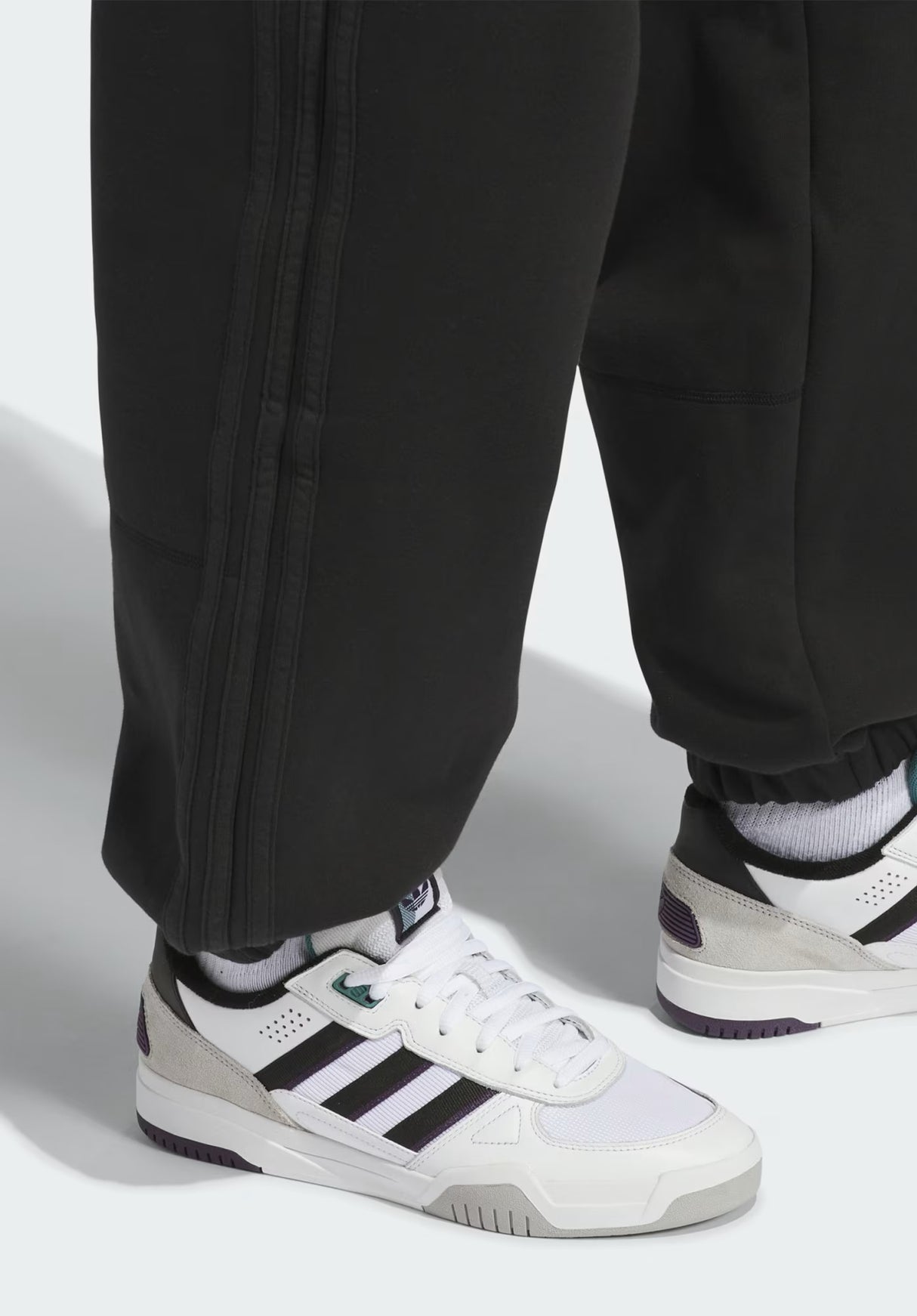 Tech Fleece black-white Closeup1