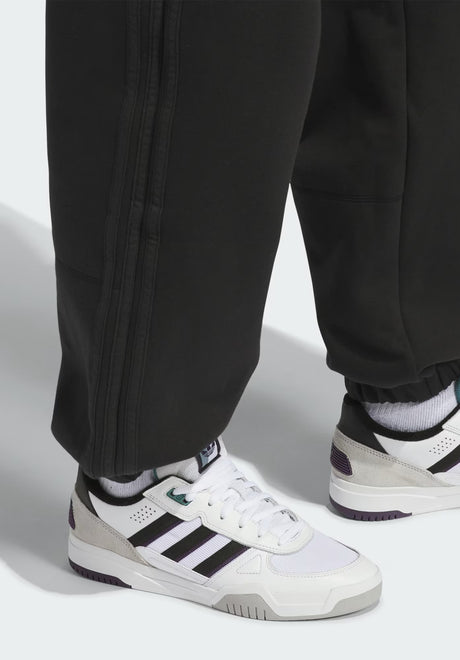 Tech Fleece black-white Closeup1