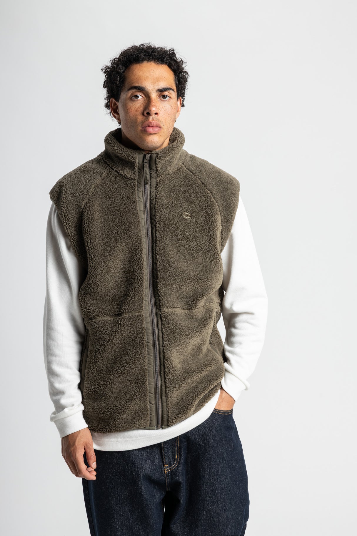 Ethan darkolive Rueckenansicht