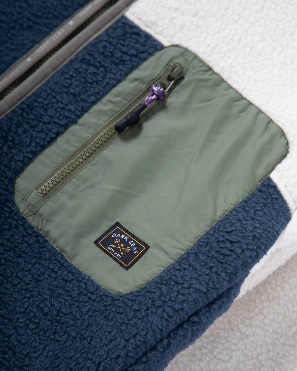 Aliso Sherpa white-navy Closeup1