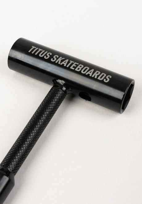 Black Metal T black Closeup1