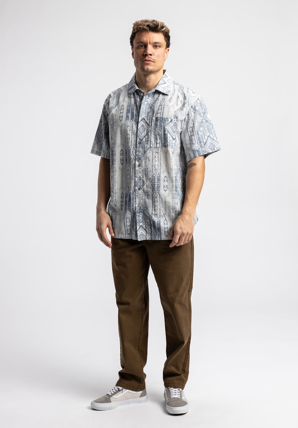 Lyannis blue-allover Closeup2