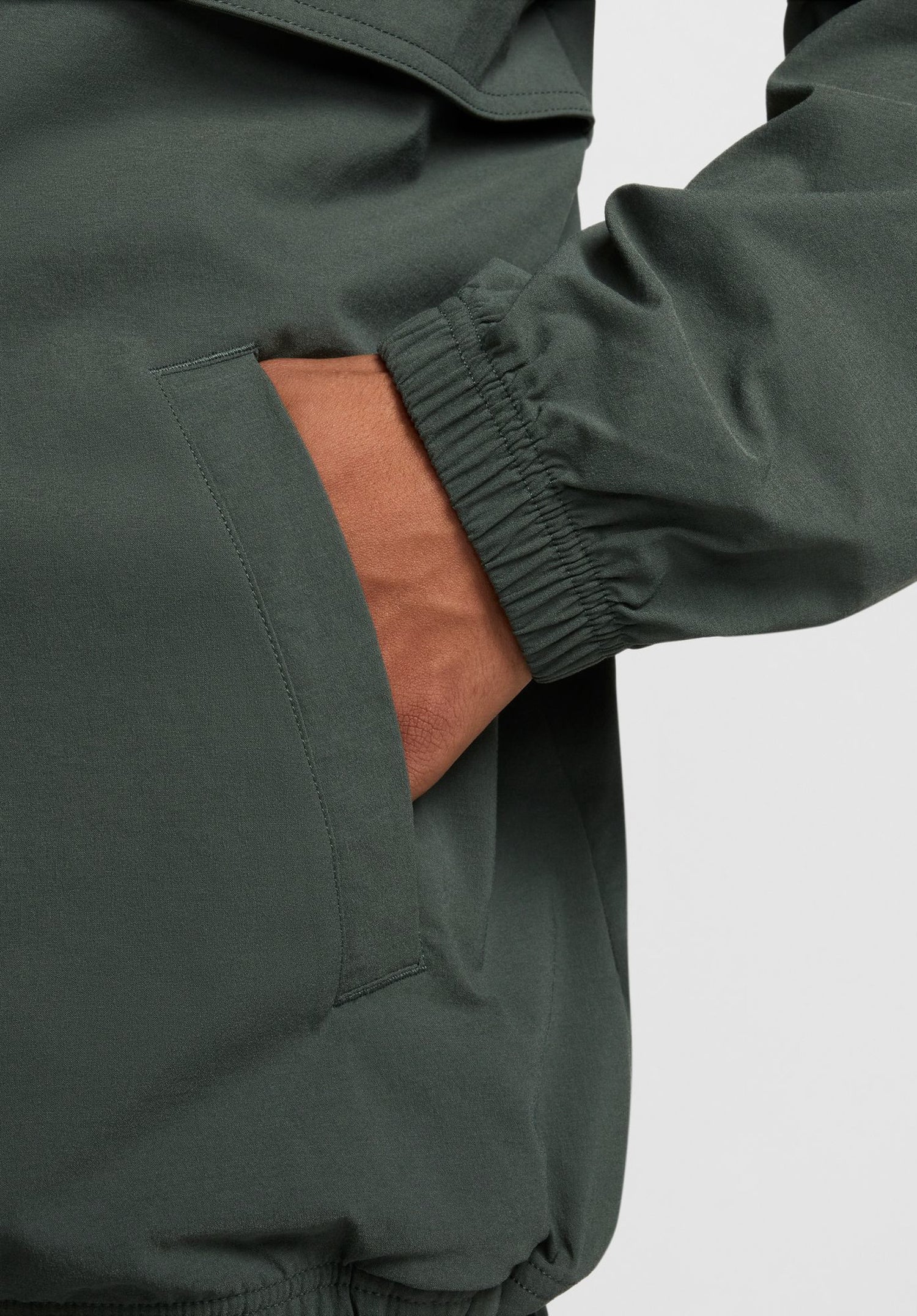 Essential vintagegreen-oilgreen Closeup1 Zoom Image