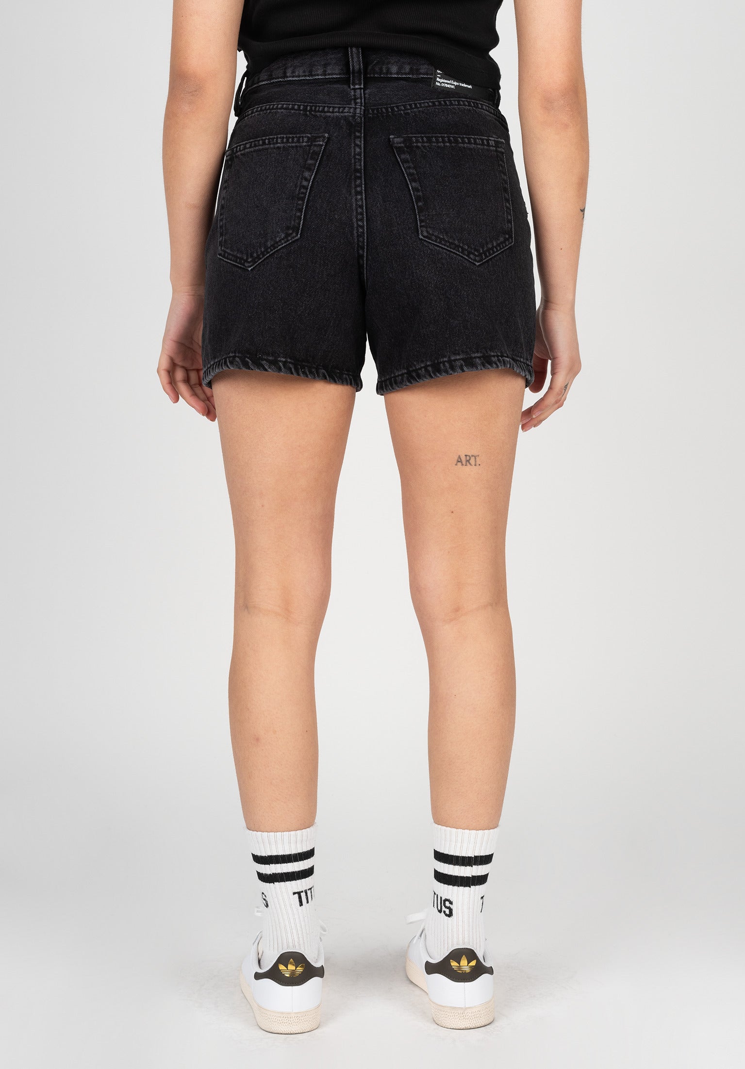 Nora Dr Denim Jeans Short in retroblack for c TITUS