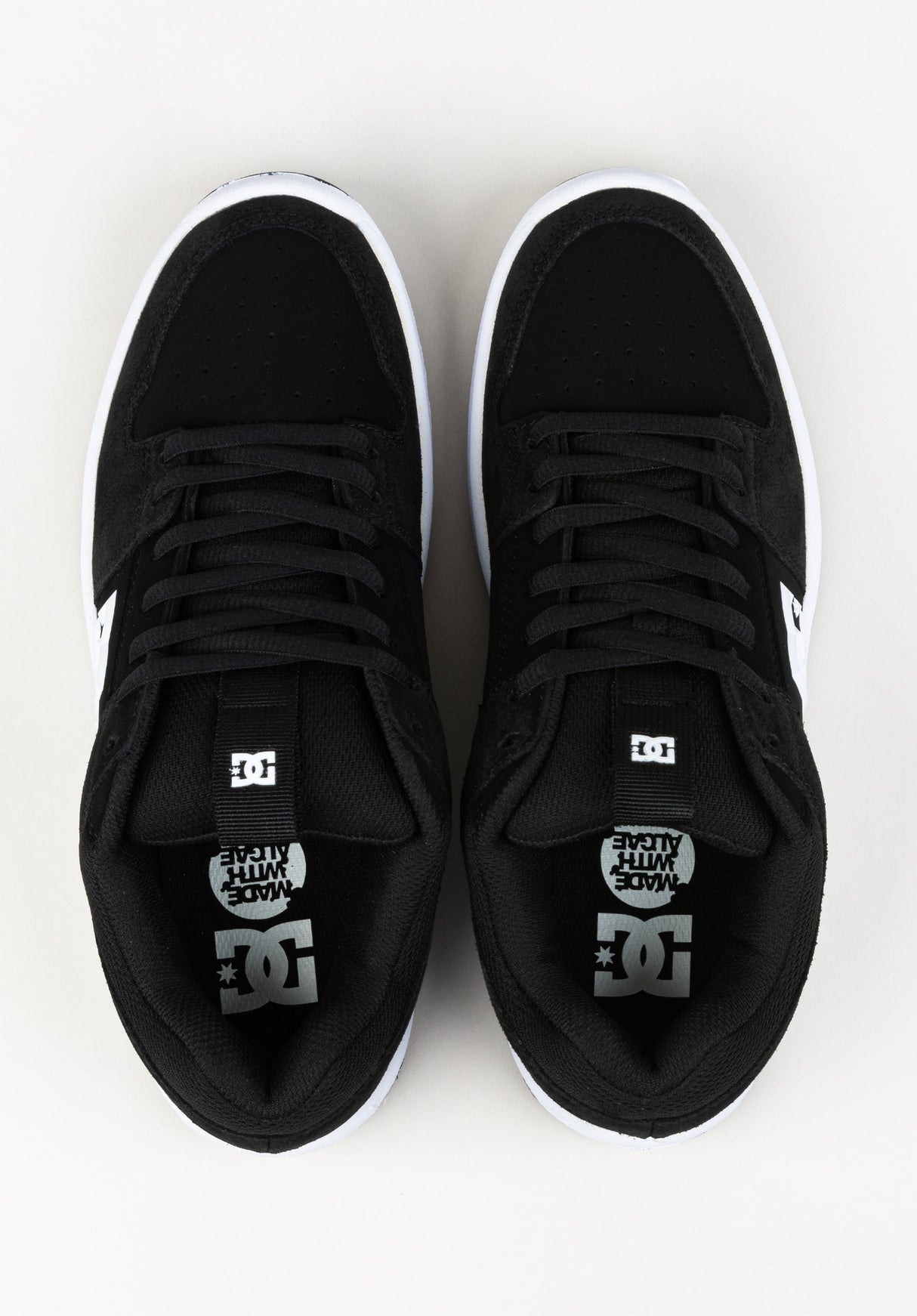 Lynx Zero black-white Close-Up2