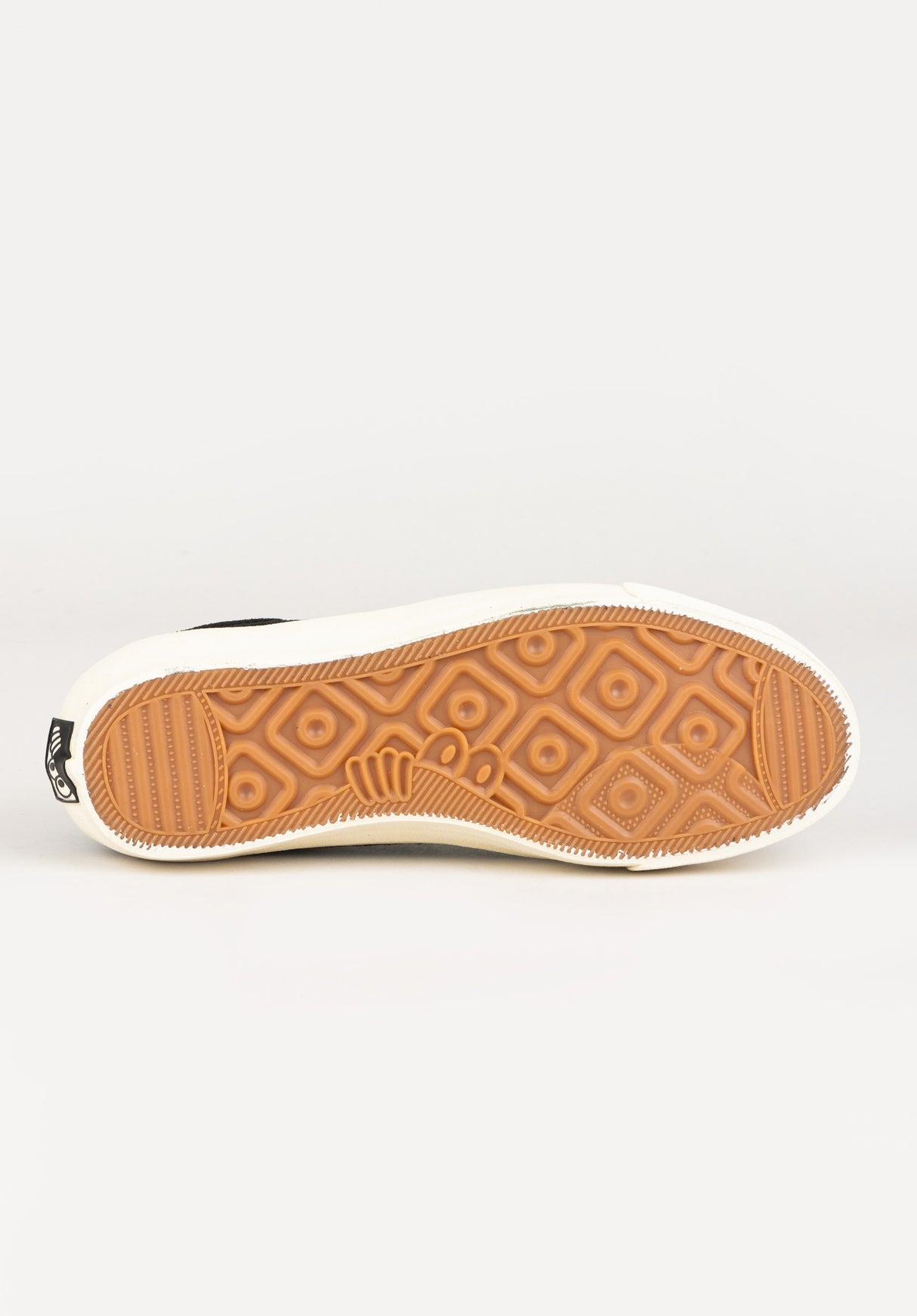 VM003 Suede Low black-white Close-Up1