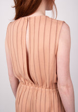 Tucked In nude Seitenansicht