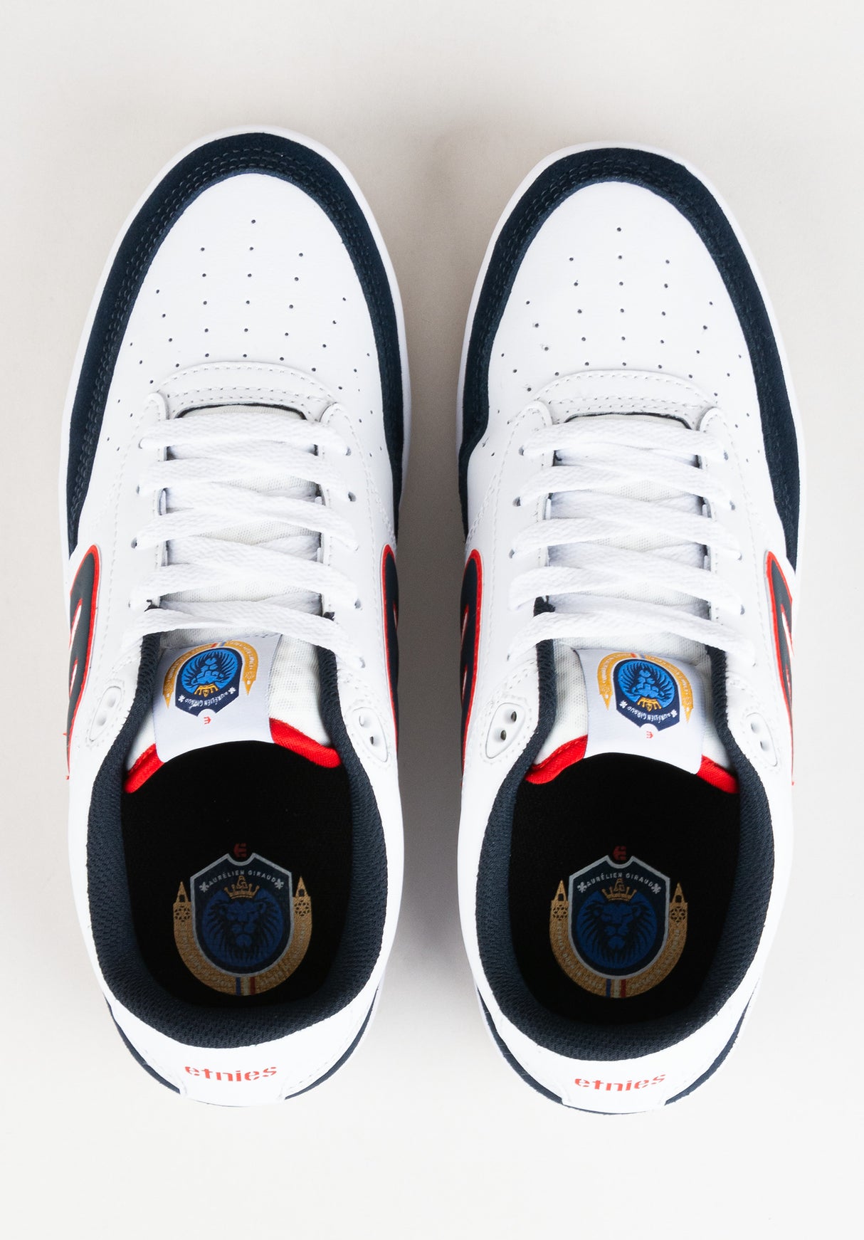 The Aurelien Xlt white-navy-red Closeup2