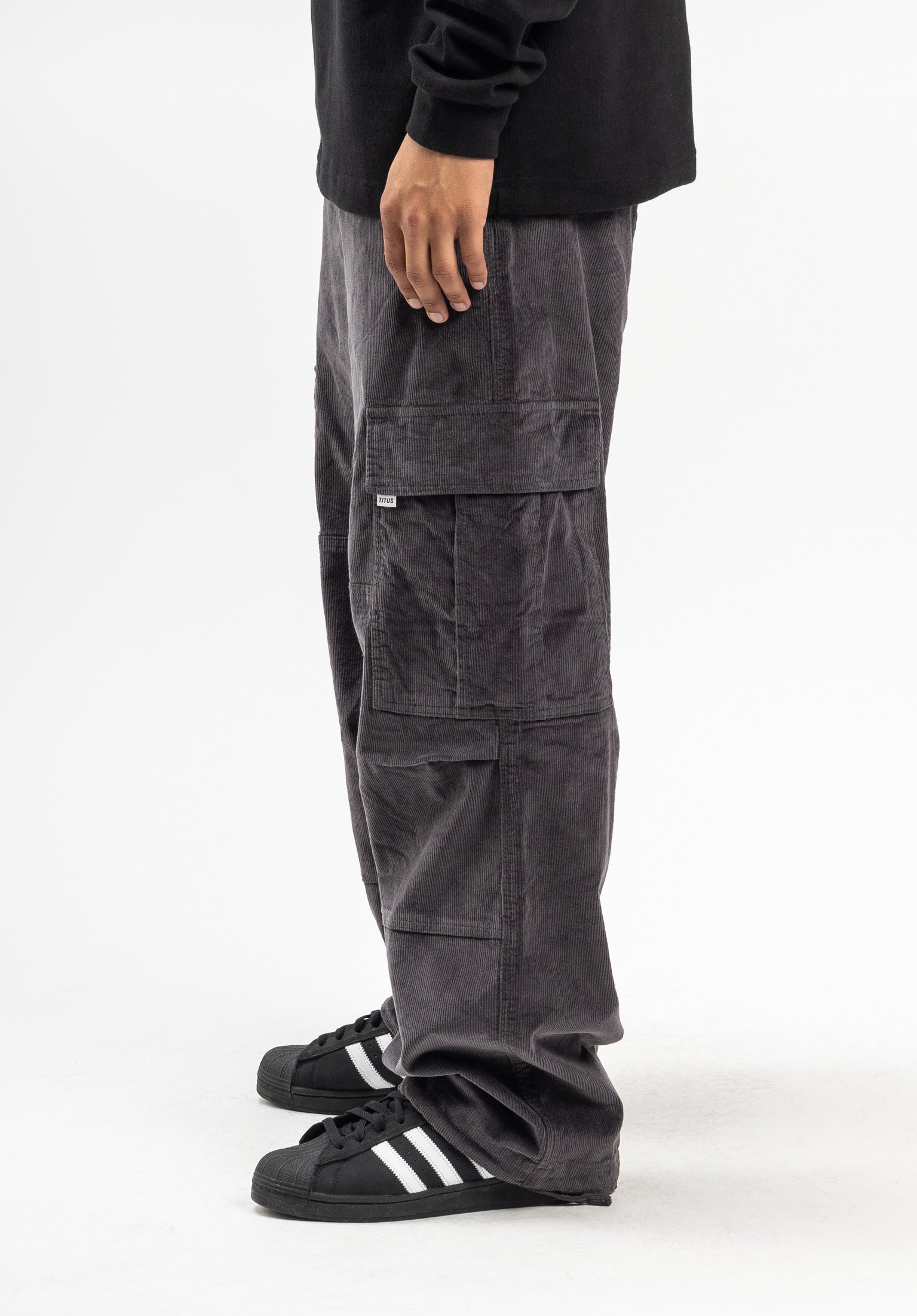 The Cordo TITUS Cargo-Pants in darkgrey-cord for men
